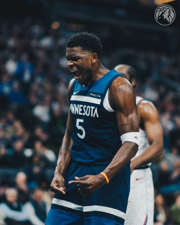 华子37分丛林狼险胜快船止3连败 公牛逆转马刺