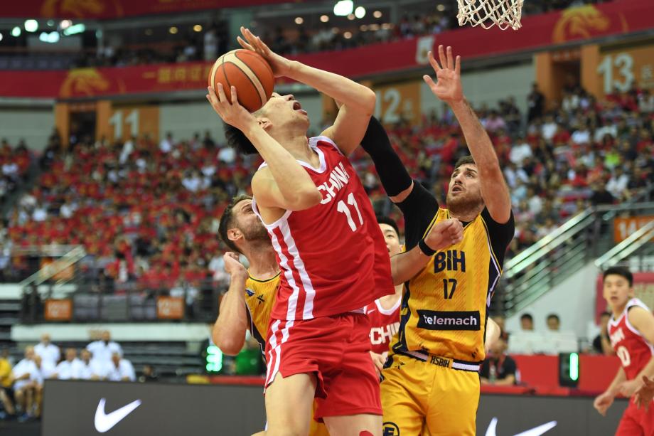 [图]热身赛-胡金秋16+6 中国男篮75-72险胜波黑