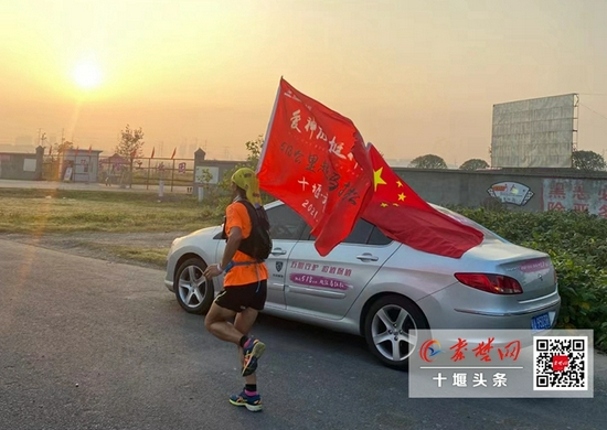 518千米！国庆时代 须眉挑战从十堰跑步到武汉