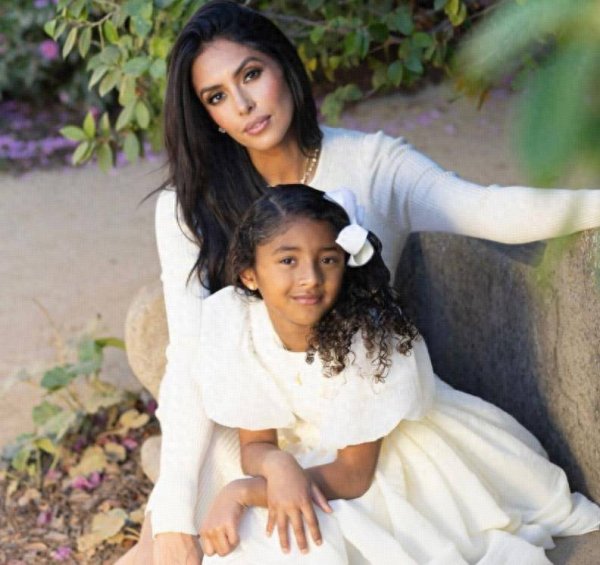 科比三公主9岁了！瓦妮莎晒母女合影，见识像爸爸，从小好意思东谈主胚子