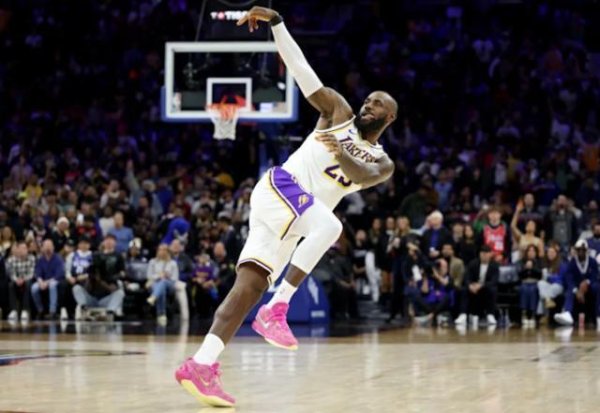 詹姆斯小节爆发破8年魔咒 湖东谈主重要时期定约无敌？