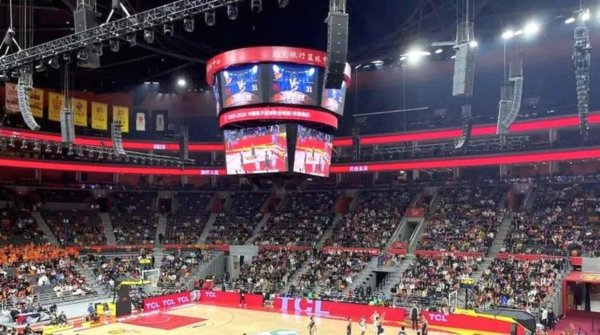 一场俱乐部杯小组赛，广东和山西硬碰硬擦出季后赛级别火花，现场球迷大喊过瘾赞佩来得真值