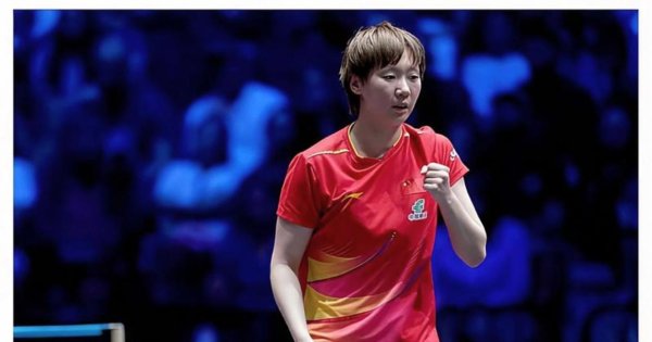 圆满鸿沟成齐夹杂团体天下杯比赛，离开成齐机场准备飞往香港，王曼昱和陈熠心理夸耀引神志，任浩教练边走边看平板特有格调成焦点