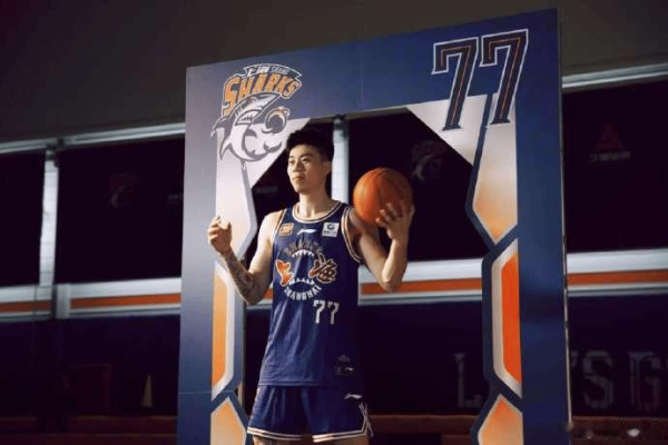 张镇麟社媒共享新赛季拍摄花絮图集并配文: 第六年, 77