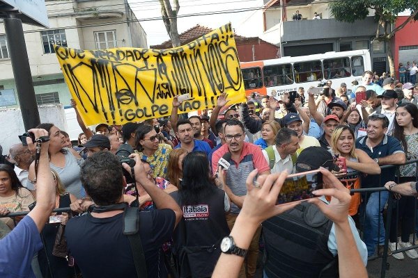 梅西印度行惨变骚乱现场！500东说念主墙挡住球迷视野，10分钟出面引爆万东说念主砸场