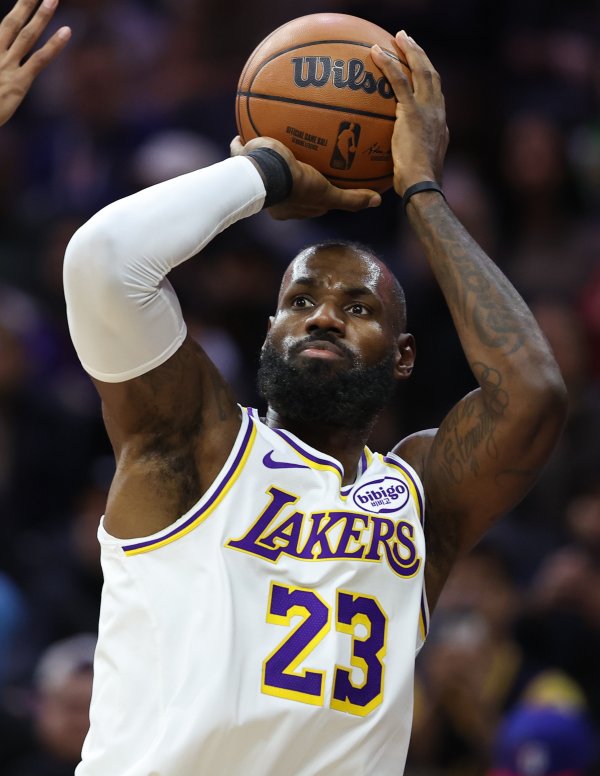 詹姆斯: 我知谈不管终末3秒罚球进不进 太阳皆挑战失败莫得暂停了