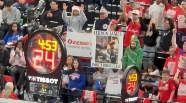 快船球迷又整活了把“老詹念书会”作念成海报现场嘲一波