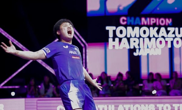 张本智和夺得冠军，授奖时却洋相百出！一个动作获胜把王曼昱看呆