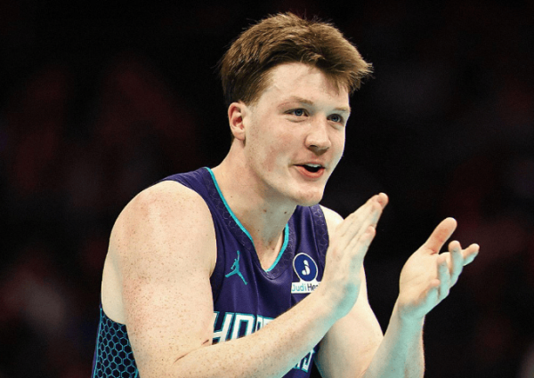 克尼普尔半场出战16分钟，8中6得回17分2助攻