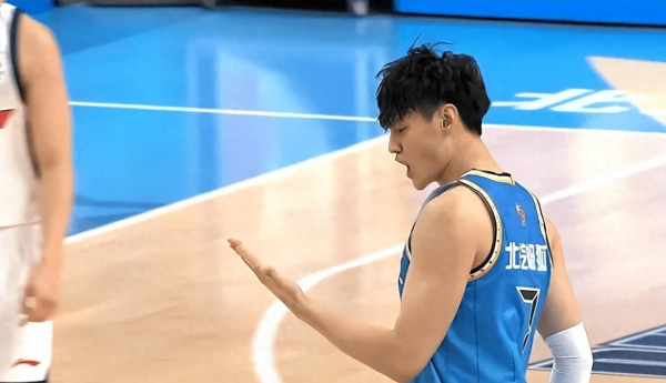 曾凡博+双外41分, 萨姆纳空砍23分, 徐杰伤退