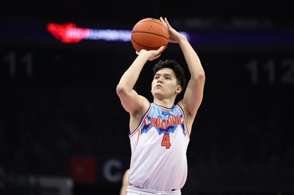 没手感！伊力福拉提半场5投仅1中拿到2分 三分3中0