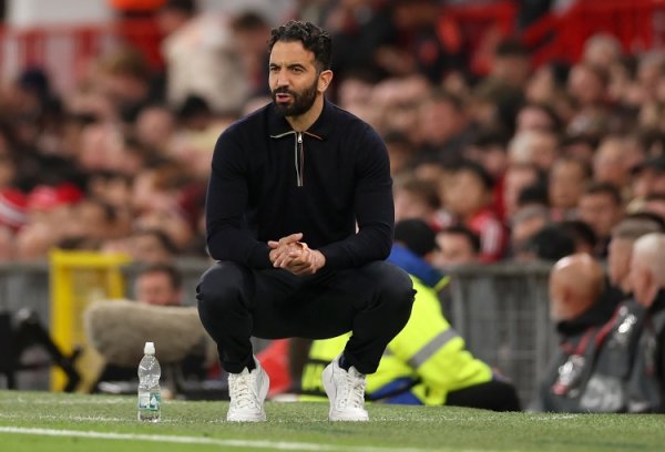 记者：阿莫林与曼联在引援问题上存在不对，他但愿冬窗引进中场