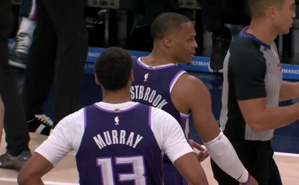 这作为不是太好！小卡冲突上篮被威少空中犯规 裁判研究后未回看