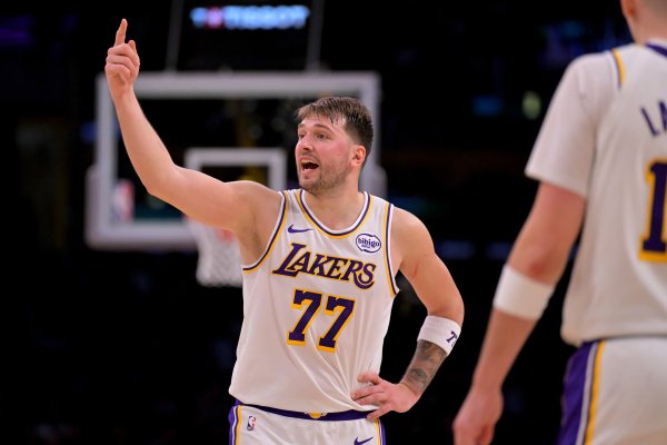 基操！东契奇上半场12中6&10罚8中 砍下22分5助攻