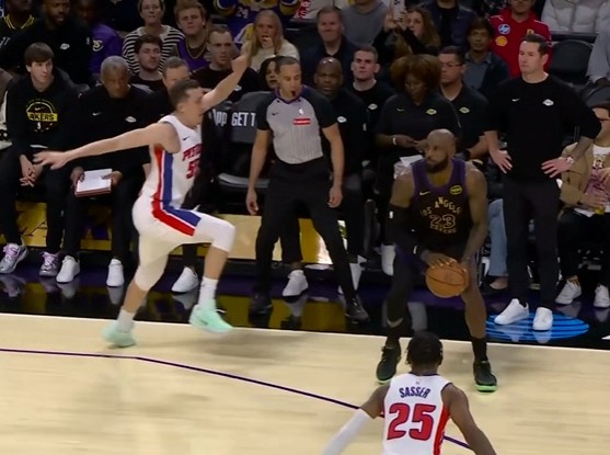 齐知谈你要投了！詹姆斯象征性横撤步假看成晃开邓罗掷中三分